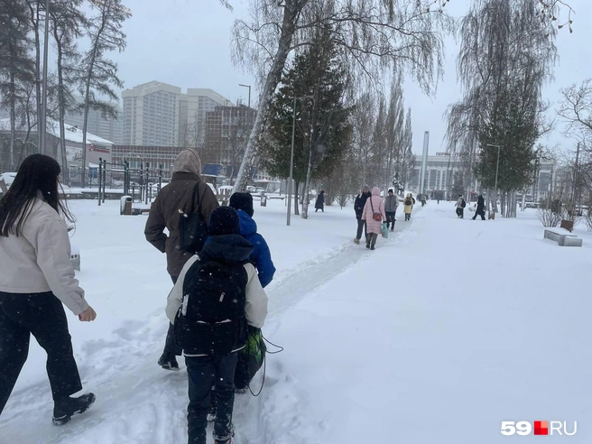 Тротуары в городе тоже превратились в бесконечные сугробы | Источник: Екатерина Вохмянина / 59.RU
