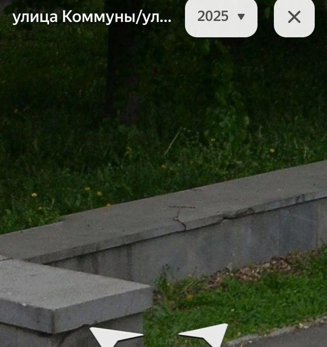 Кое-где конструкция дала трещины | Источник: Яндекс.Карты