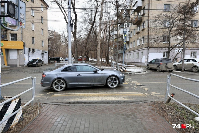 ГОСТ допускает использовать неровности в виде длинных выступов с очень пологим уклонам: они вполне работоспособны, при этом вызывают меньше дискомфорта. Поверх них можно делать пешеходные переходы, что имеет и другой плюс: в дождь на них не образуется луж | Источник: Михаил Шилкин