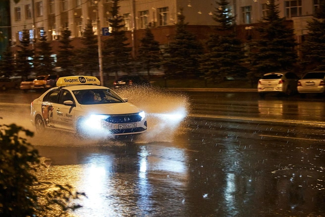 В российских городах в июле во время сильных осадков очередь на такси возникала примерно в 5—7% заказов | Источник: Александр Ощепков / NGS.RU
