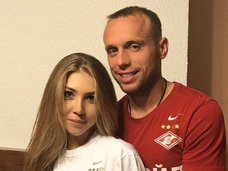 Жена Дениса Глушакова: «Подала на развод, устав терпеть измены мужа»