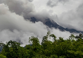 50 землетрясений и горячие облака: на острове Ява проснулся Мерапи