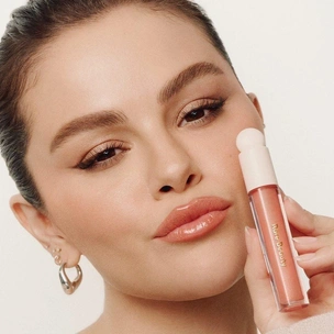 Лучшая формула на лето: новая линейка блесков для губ Rare Beauty от Селены Гомес