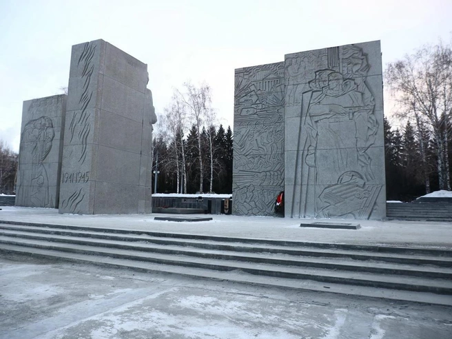 На Монументе Славы проводится ремонт мозаичного покрытия Площади Подвига | Источник: Максим Кудрявцев / «ВКонтакте»
