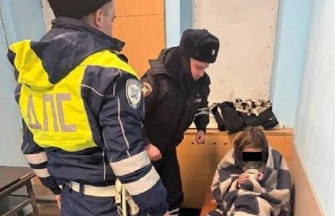 Автоинспекторы привезли замерзающую девочку в отдел полиции | Источник: ГИБДД по Свердловской области