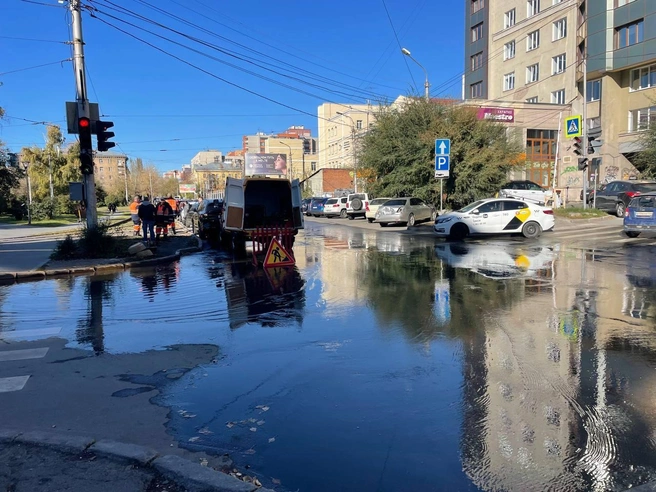 Вода разлилась по дороге | Источник: Иллюстрация