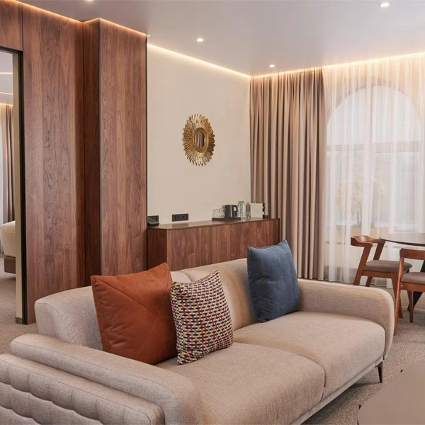 Просторная гостиная | Источник: сайт aura-cityhotel.com
