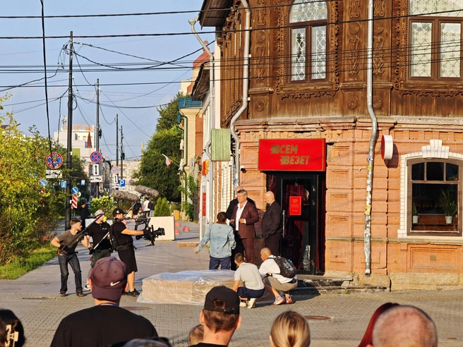 Тем не менее зеваки стоят довольно близко | Источник: читатель 74.RU