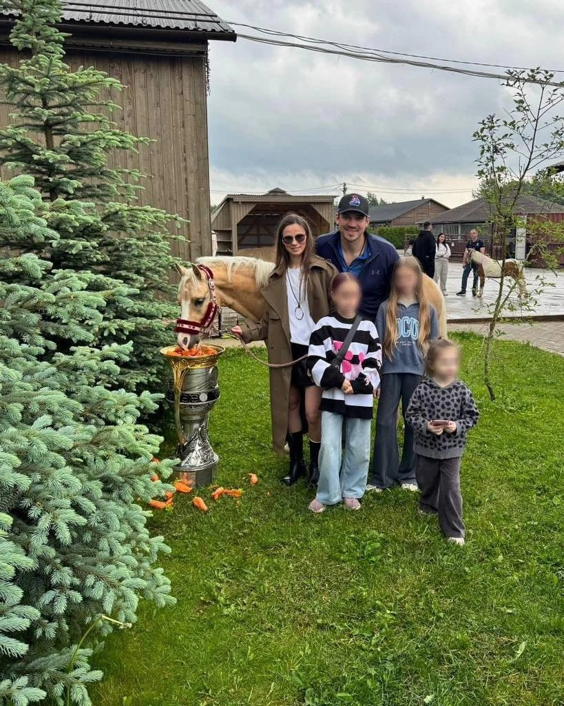 Защитник «Локомотива» Богдан Киселевич накормил лошадь из Кубка Гагарина в родном Череповце | Источник: ХК «Локомотив» / Telegram