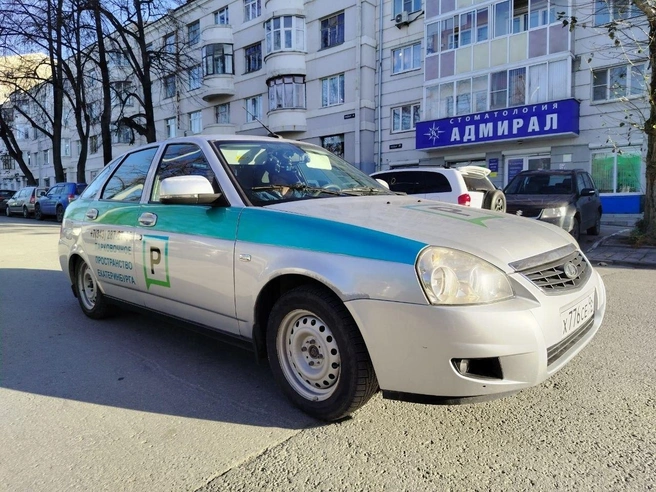 Машина с автоматическим комплексом, который фиксирует номера припаркованных автомобилей | Источник: Роман Марьяненко / E1.RU