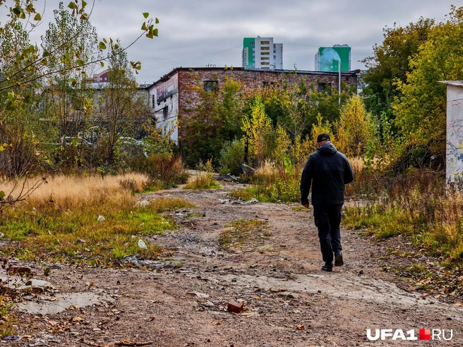 Но местные привыкли, ходят отсюда прямо на рынок | Источник: Булат Салихов / UFA1.RU
