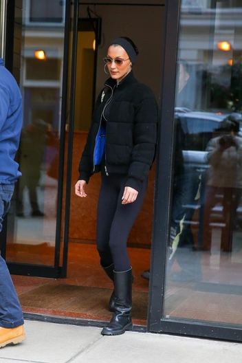 Редкий выход: Белла Хадид покидает апартаменты в стильном образе | marieclaire.ru