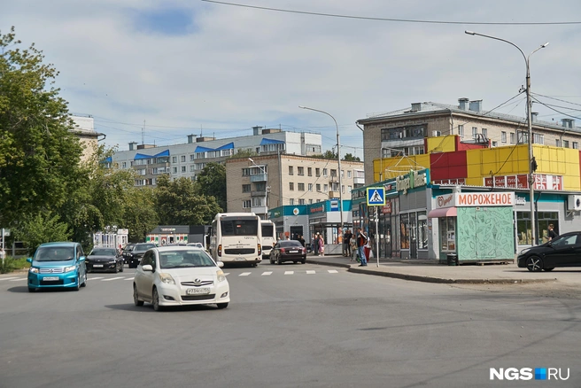 Многие хотели бы, чтобы ОбьГЭС благоустроили комплексно: убрали ларьки, обустроили остановки и занялись заброшенными скверами | Источник: Александр Ощепков / NGS.RU