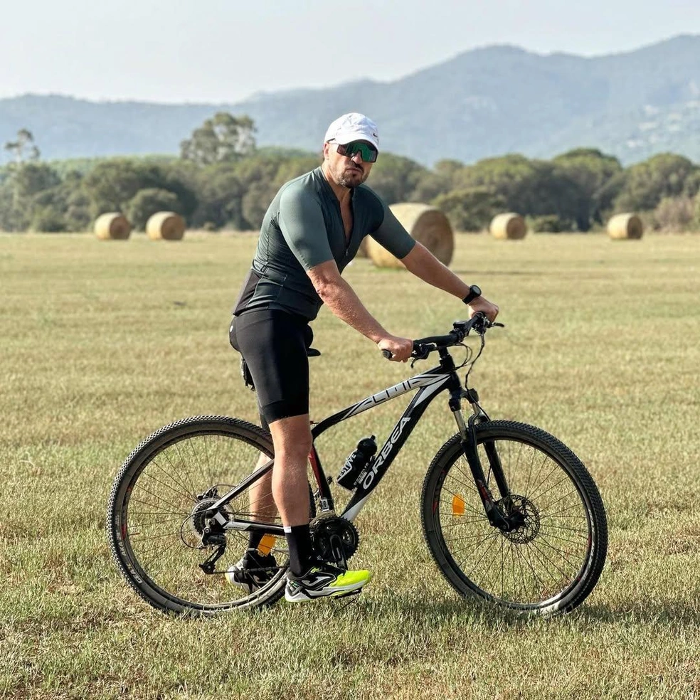 Александр не ограничивает себя в питании, но подходит к рациону осознанно | Источник: arthurpirozhkov / Instagram*