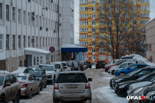 Слева здание водоканала, а впереди лестница на Глумилинскую | Источник: Булат Салихов / UFA1.RU