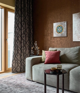 Антиквариат и яркие акценты: квартира 120 м² в Москве