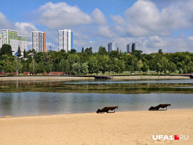 Лежаки сами по себе загорают | Источник: Булат Салихов / UFA1.RU