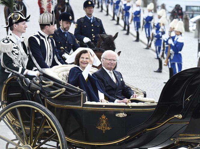 Фото №7 - Шведская королевская семья на праздновании Дня флага