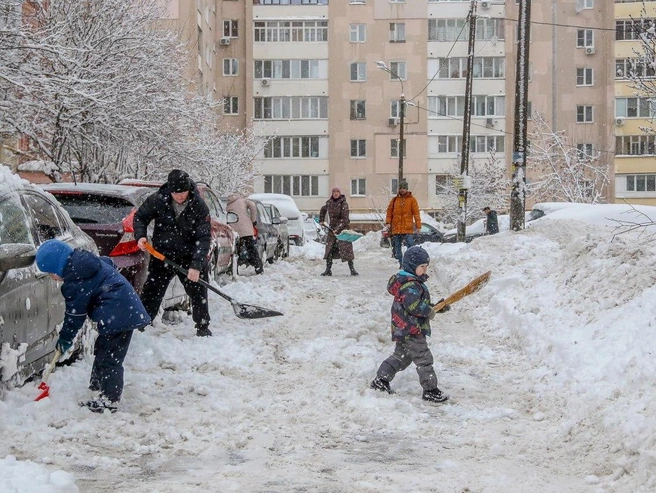 Жители выходили на уборку снега целыми семьями. | Источник: Наталья Бурухина / NN.RU