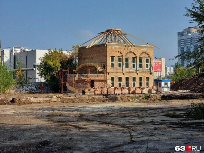 Несмотря на то, что сам храм ещё не достроен, в прихрамовой постройке уже принимают прихожан | Источник: Роман Данилкин / 63.RU