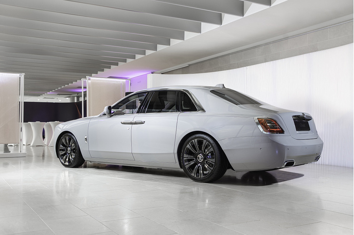 Минимализм, сдержанность и чистый дизайн: Rolls-Royce Ghost дебютирует в России