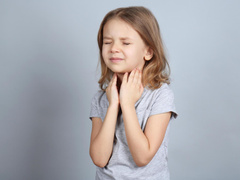 Что делать, если у ребенка болит горло: либо боль пройдет сама по себе, либо превратится в опасную болезнь