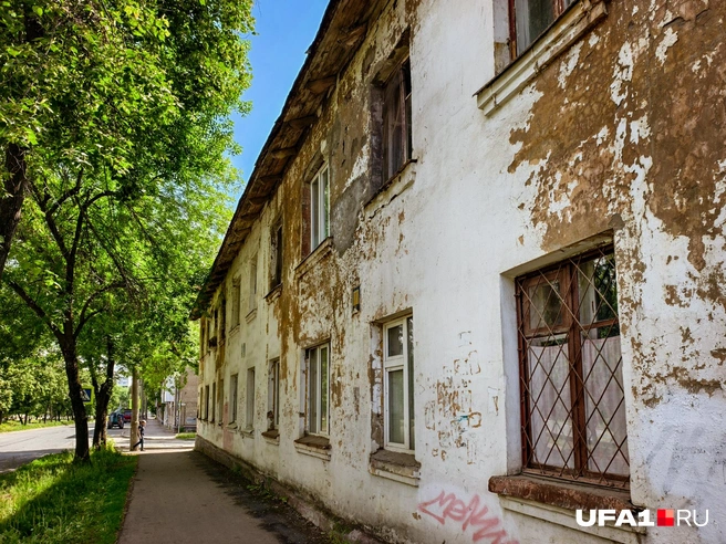 Такой вот дом прямо на красной линии Кольцевой улицы | Источник: Булат Салихов / UFA1.RU