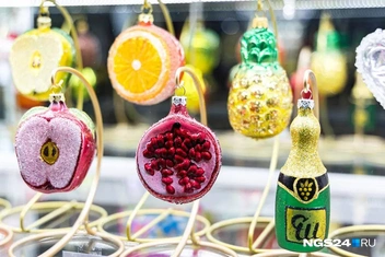 Елочные игрушки&nbsp;— фрукты, «Бирюсинка», 2025 год | Источник: Мария Ленц / NGS24.RU