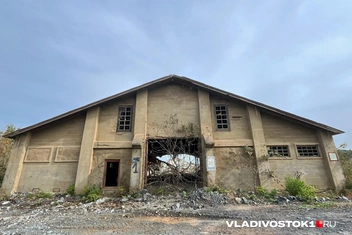 От всех складов сохранились только передняя и задние стены | Источник: Елена Буйвол / VLADIVOSTOK1.RU