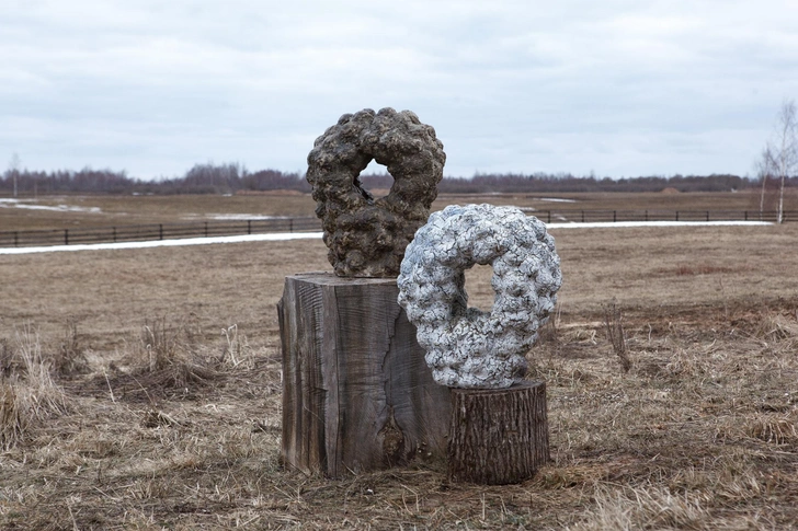 Марина Акилова. Керамические скульптуры «Сквозь», 2024. Дровяной обжиг, шамотная масса, фарфор, красная глина, зола. | Источник: архив пресс-службы