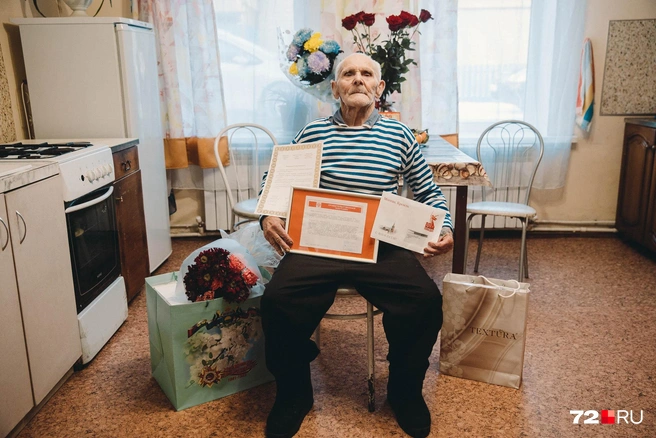 Сотрудники администрации и соцзащиты приходили поздравить тюменца. Подарили ему самовар, и юбиляр прокомментировал:— Это ж до скольки мне еще прожить надо! | Источник: Ирина Шарова / 72.RU