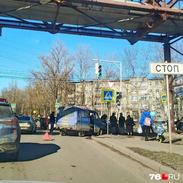 В районе ДТП — многокилометровый затор | Источник: читательница 76.RU