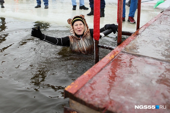 Символ наступающего Нового года — водяной тигр также был замечен в компании купающихся. На то он и водяной | Источник: Александр Румянцев