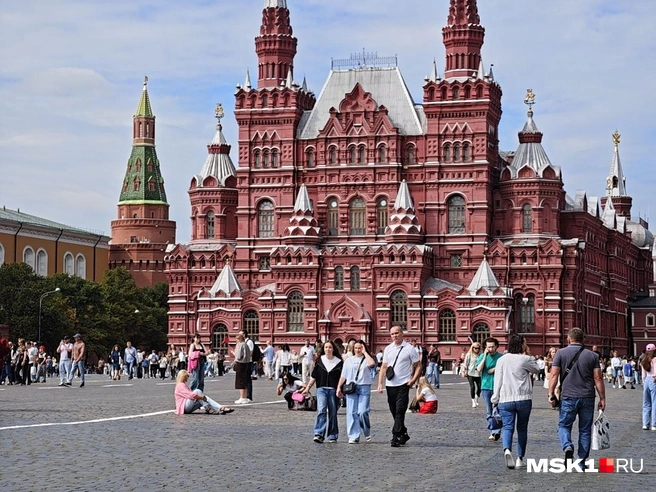 Показываем, что сейчас творится в центре Москвы в День Государственного флага | Источник: Дмитрий Бондарев / MSK1.RU