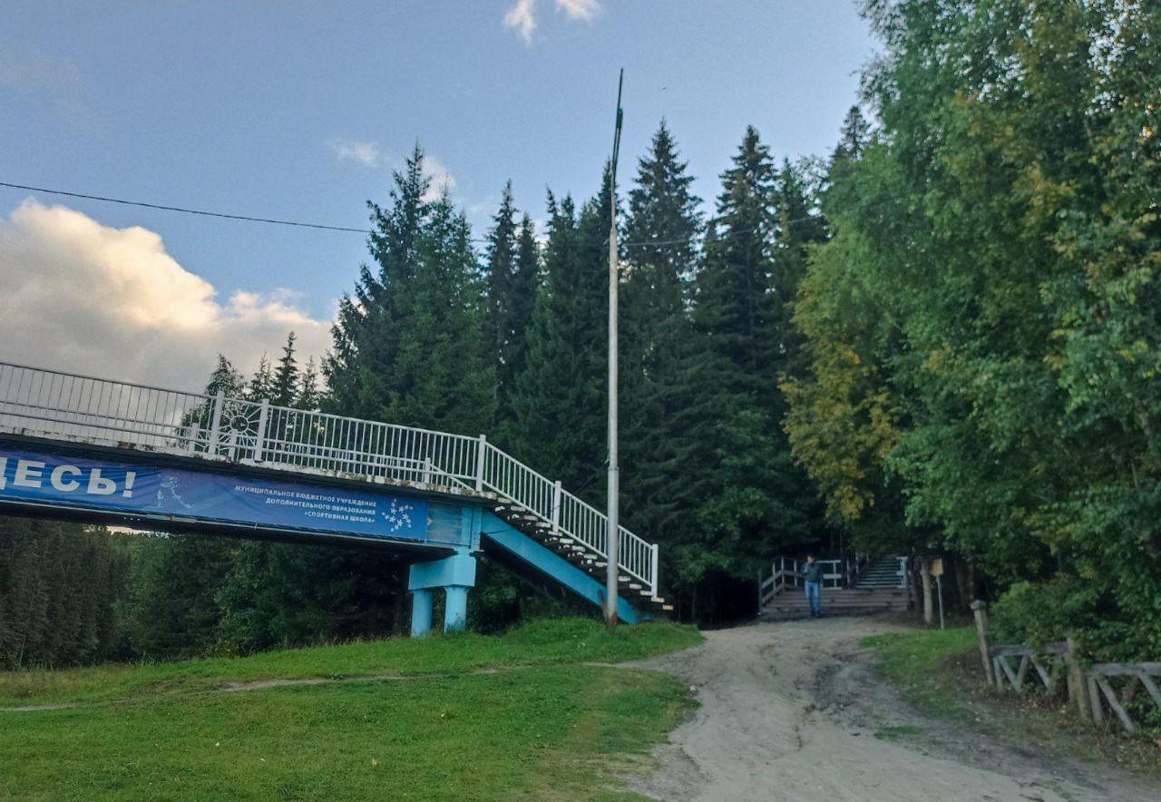 Природный парк «Самаровский чугас» немного обновили: снесли дома, а вместо них установили спортивную площадку, сделали лестницу до Воскресенского кафедрального собора, добавили деревянные заборы и уличные фонари | Источник: Мария Гришкина / 86.RU