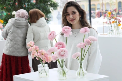 8 Марта на ВДНХ: очередь, цветы и микроскоп