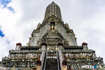 Храм Ват Арун в Бангкоке на берегу Чаупхраи. Он украшен кусочками битого фарфора, который как балласт грузили в трюмы торговых кораблей, плывущих в Таиланд | Источник: Алина Ринчино / «ИрСити»