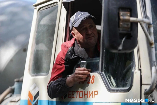 Водитель бетономешалки уверен, что рабочие на бульваре ускорились | Источник: Евгений Софийчук / NGS55.RU
