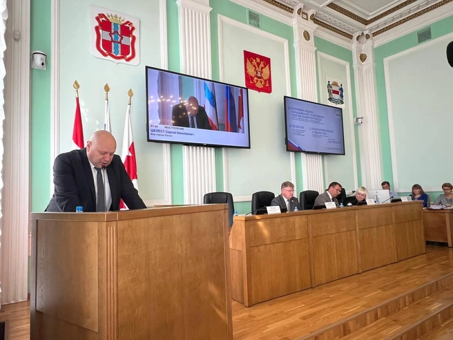 Сергей Шелест выступает перед депутатами городского совета | Источник: администрация города Омска