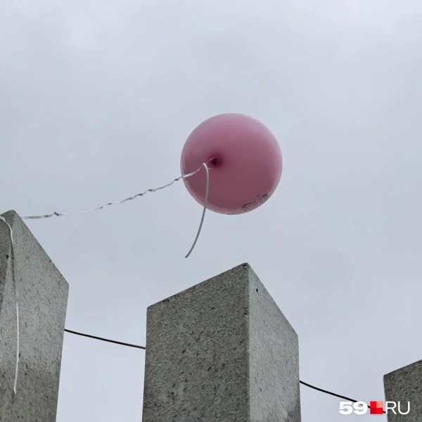 Один из шаров зацепился за край стелы и никак не мог улететь | Источник: Вероника Свизева / 59.RU