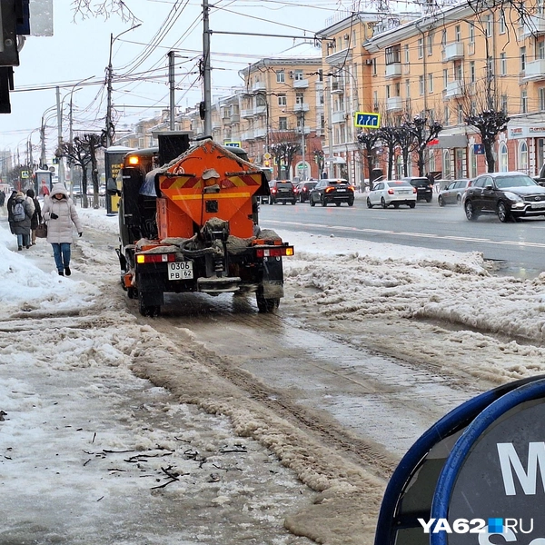 Площадь Победы убирают с помощью специальных машин | Источник: Мария Борзева / YA62.RU