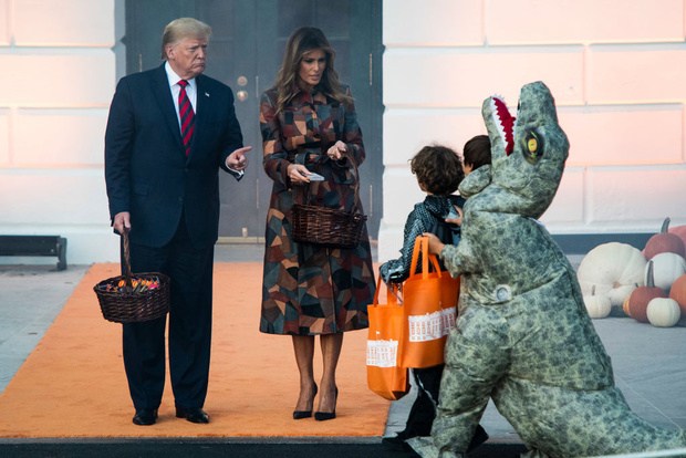 Дональд и Мелания Трамп подшутили над ребенком в костюме Миньона Дональд и Мелания Трамп подшутили над ребенком в костюме Миньона