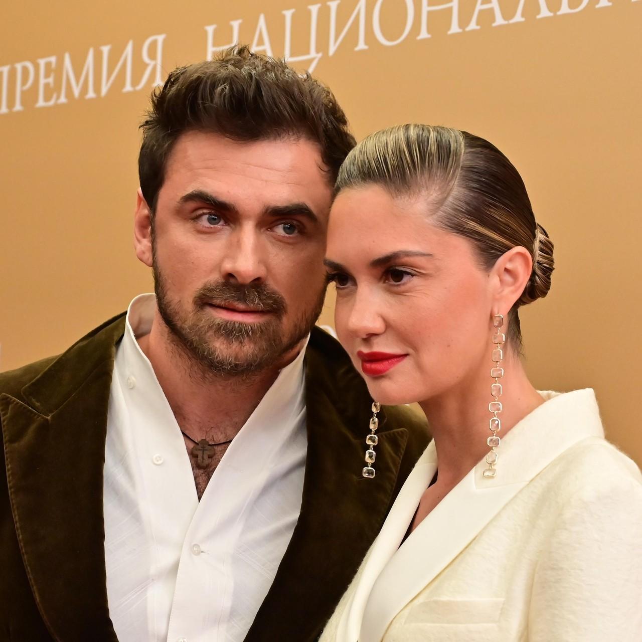 С поддержкой жениха: беременная Агата Муцениеце выбирает платье под восхищенные возгласы Петра Дранги