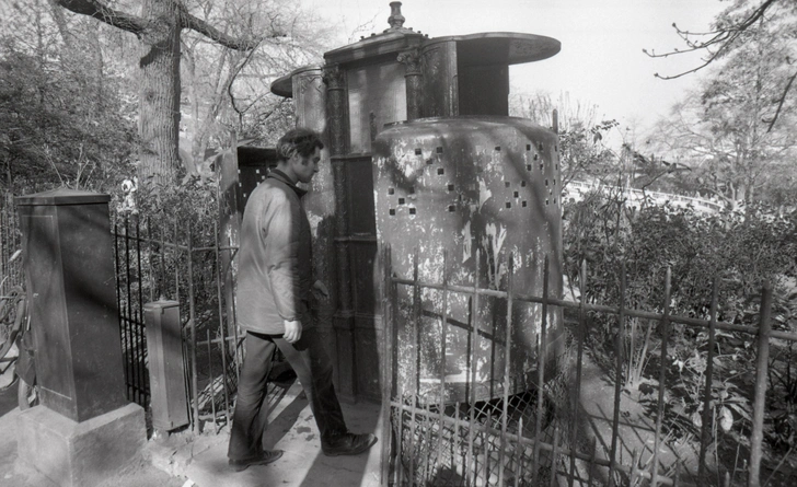 Писсуар Веспасиана в Париже в 1976 г. | Источник: Francois LOCHON/Getty Images