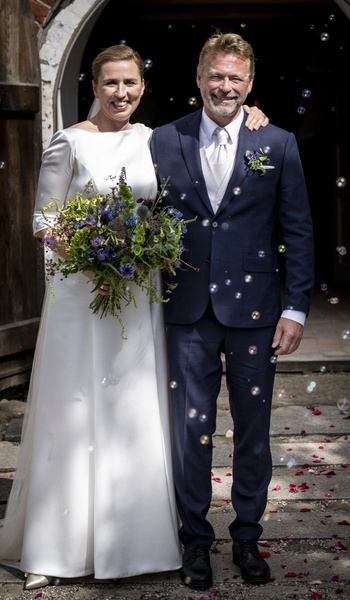 Премьер-министр Дании вышла замуж за своего жениха с 4-й попытки