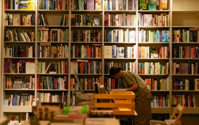 Книжный часто переезжал. Сейчас он работает «каждый божий день» на улице Орджоникидзе | Источник: niktonespit_tmn / Vk.com