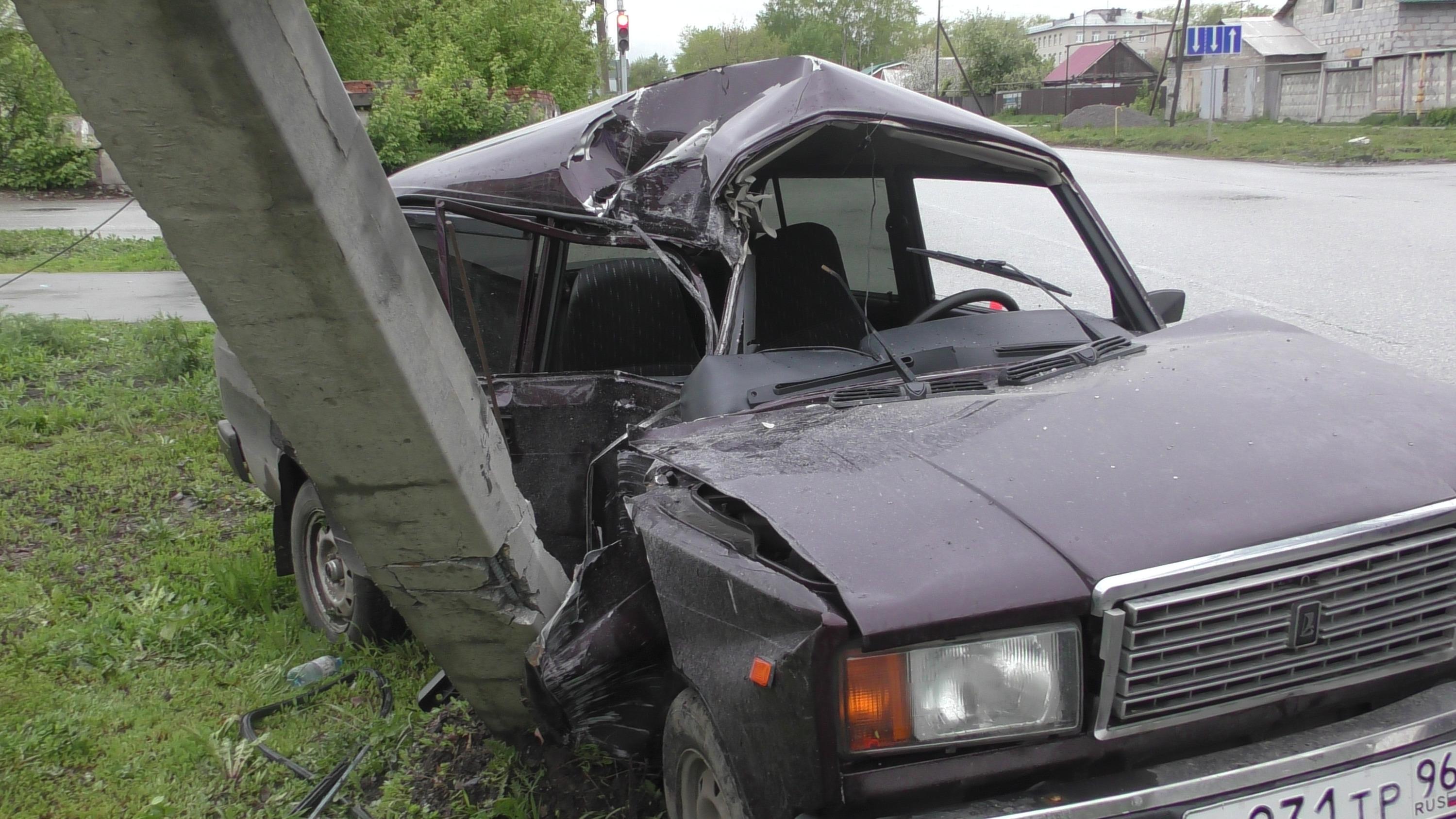 В Каменске-Уральском трое подростков попали в ДТП. Они угнали машину,  убегали от полицейских и врезались в столб 22 мая 2022 г. - 22 мая 2022 -  Е1.ру