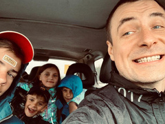 Евгений Цыганов показал, как проводит время со своей большой семьей