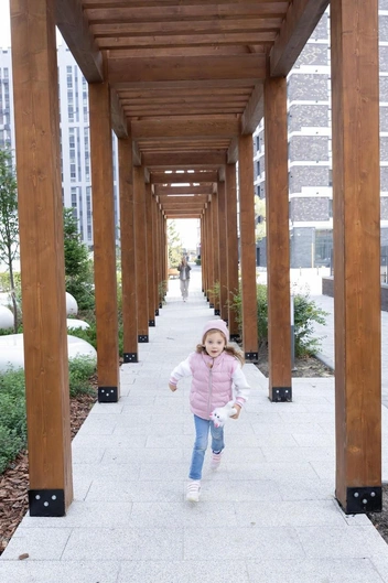 На территории есть несколько зон отдыха и фантан | Источник: Евгений Шаров