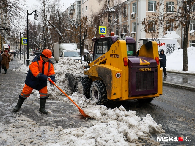 Коммунальщики чистят тротуары, но не личные авто. Оно и понятно, это частная собственность | Источник: Артем Устюжанин / MSK1.RU